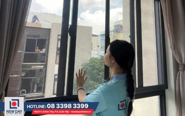 lap-dat-cua-luoi-cuon-inox